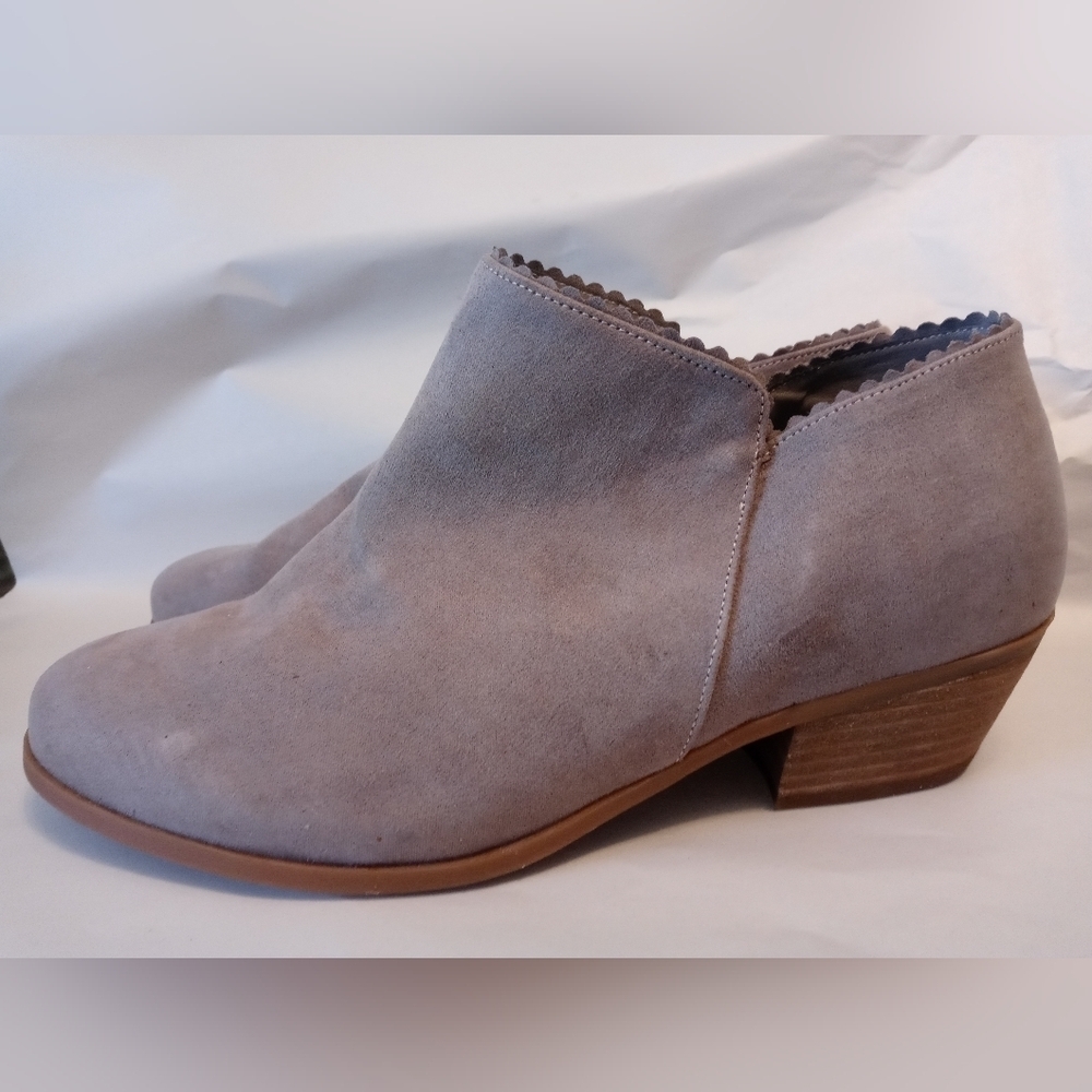 Torrid Taupe Faux Suede Ankle Booties w Wood block heel Scalloped edges Zip up